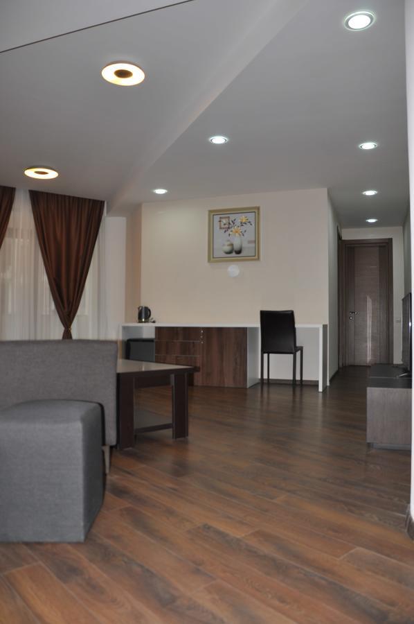 All Seasons Hotel On Freedom Square Tbilisi Exterior photo